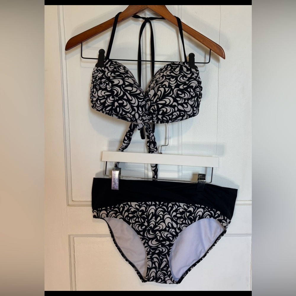 La Vie En Rose Aqua Bathing Suit Top XL Bottom L Black and White